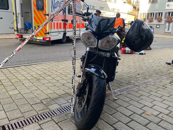 Ein Motorradfahrer ist am 16. Oktober in Oberägeri im Kanton Zug von einem Auto angefahren und verletzt worden. Die Rega flog den 28-Jährigen ins Spital. Ein 31-jähriger Autofahrer mit seiner schwange ...