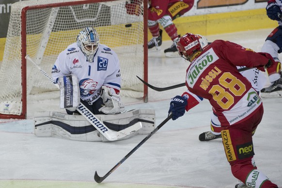 Tigers Thomas Nuessli, rechts, erziehlt den Anschluss zum 3:3 gegen Lions Goalie Niklas Schlegel, links, waehrend dem Eishockey National League A Spiel, zwischen den SCL Tigers und den ZSC Lions, am F ...