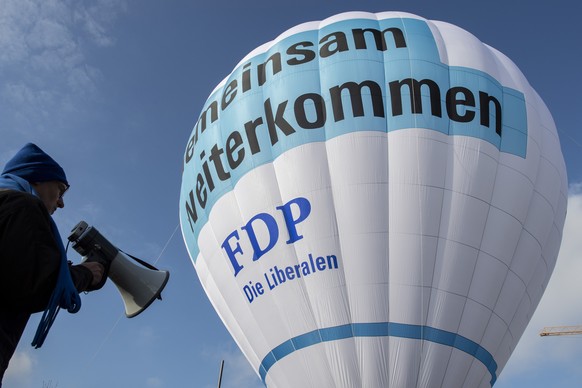 Parteipraesident Hans-Jakob Boesch spricht am Spaziergang der FDP Kanton Zuerich anlaesslich des kantonalen Wahlkampfs, aufgenommen am Samstag, 19. Januar 2019 in Zuerich. (KEYSTONE/Ennio Leanza)