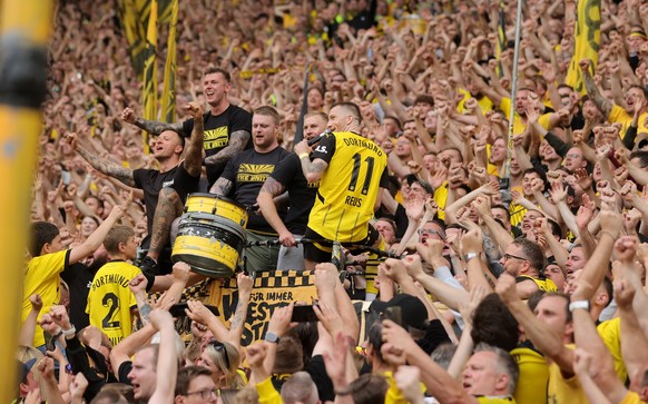 epa11350739 Dortmund&#039;s Marco Reus celebrates with the fans after the German Bundesliga soccer match between Borussia Dortmund and SV Darmstadt 98 in Dortmund, Germany, 18 May 2024. EPA/FRIEDEMANN ...