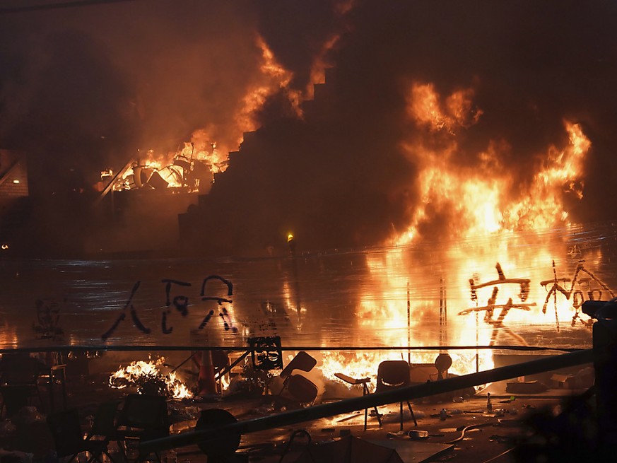 Demonstranten entfachten vor der Polytechnischen Universität in Hongkong ein grosses Feuer.