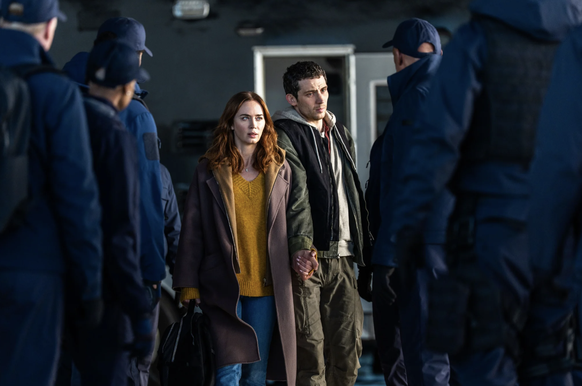 Zwei Auserwählte gegen uniformierte Männer: Moderatorin Margaret Fairchild (Emily Blunt) und Whistleblower Daniel Kellner (Josh O’Connor).