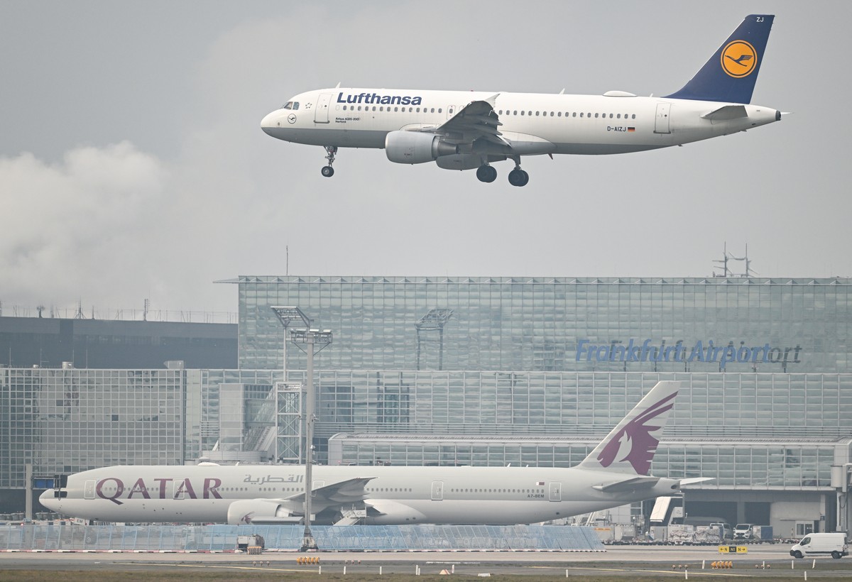 16.02.2023, Hessen, Frankfurt/Main: Ein Airbus A320-200 der Lufthansa landet auf dem Frankfurter Flughafen. Die Gewerkschaft Verdi hatte angek�ndigt, in der Tarifauseinandersetzung im �ffentlichen Die ...