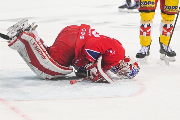 Rapperswils Torhueter Melvin Nyffeler liegt auf dem Eis und verlaesst anschliessend das Spielfeld im Eishockeyspiel der National League zwischen den Rapperswil-Jona Lakers und dem EHC Biel, am Diensta ...