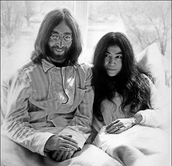 ZUM 75. GEBURTSTAG VON JOHN LENNON AM FREITAG, 09. OKTOBER 2015, STELLEN WIR IHNEN FOLGENDES MATERIAL ZUR VERFUEGUNG - A picture taken 25 March 1969 shows late Beatles singer John Lennon and his wife, ...