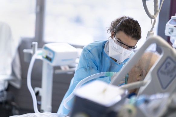 Le personnel soignant prodiguent des soins a une personne atteinte du Covid-19 dans l'unit&amp;#x17d; des soins intermediaires du service de medecine interne lors de la 5eme vague de la pandemie  ...