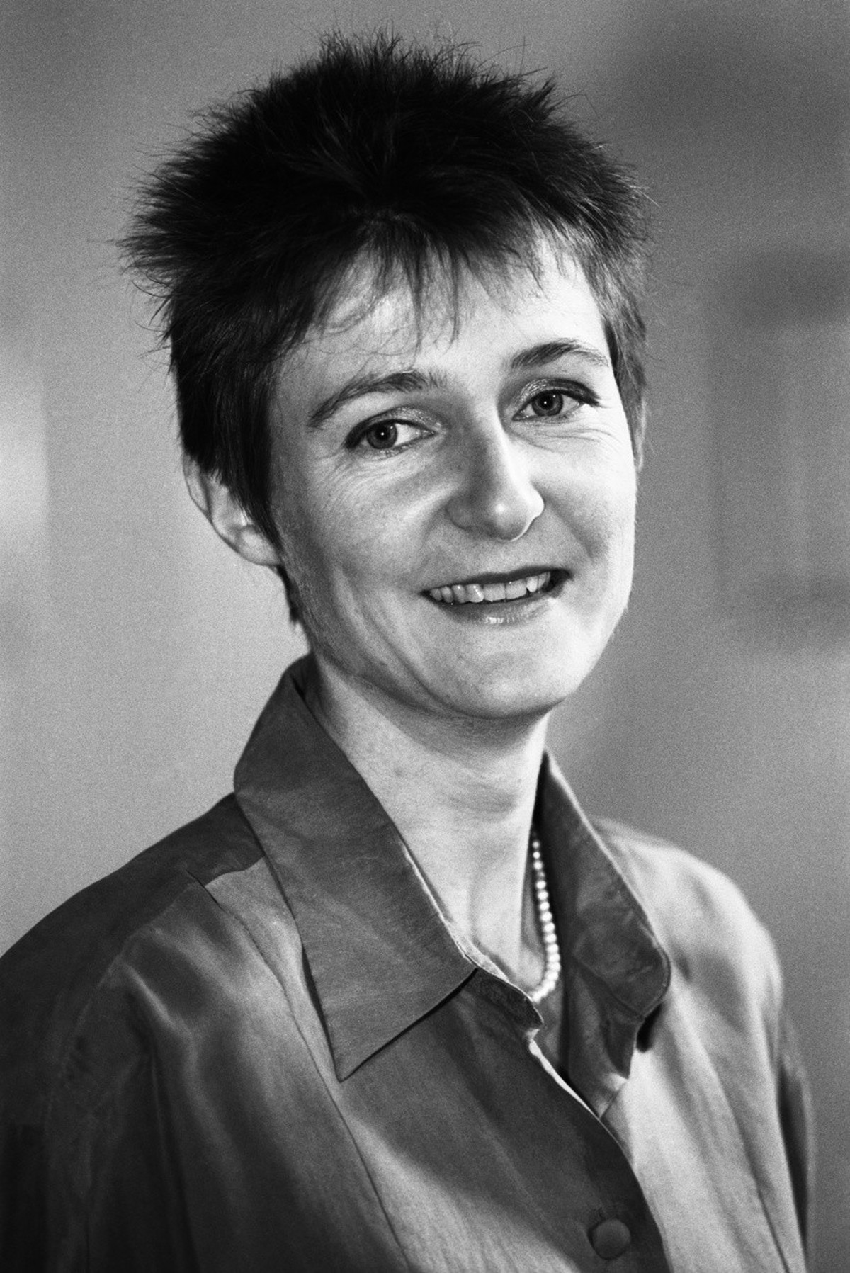 Bundesraetin Simonetta Sommaruga zuendet bei einem symbolischen Akt eine Lampe an, bei der Lancierung einer Energiespar-Allianz des Bundes mit Vertretern von Unternehmen, Verbaenden, Kantonen, Staedte ...
