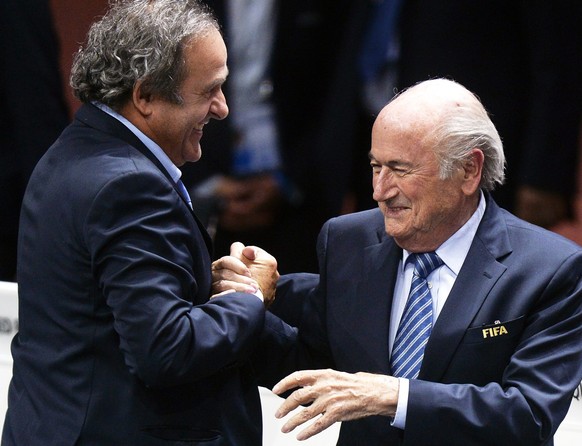 Klagt die Fifa, oder klagt sie nun doch nicht? Sepp Blatter, hier auf einem Archivbild, mit Michel Platini, hat keine Klage-Post erhalten.