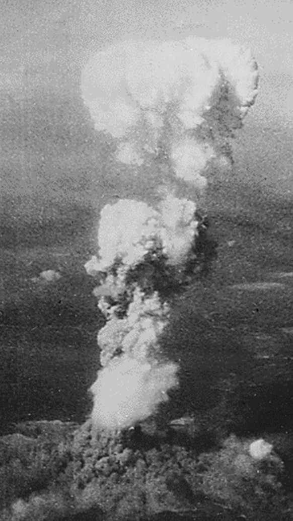 epa04867702 A handout image made available by the US National Archives of smoke billowing 20,000 feet above Hiroshima while smoke from the burst of the first atomic bomb had spread over 10,000 feet on ...