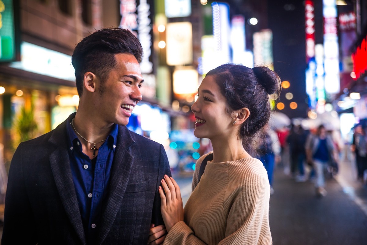 Schönes glückliches Ehepaar aus Tokio. Dating in Japan