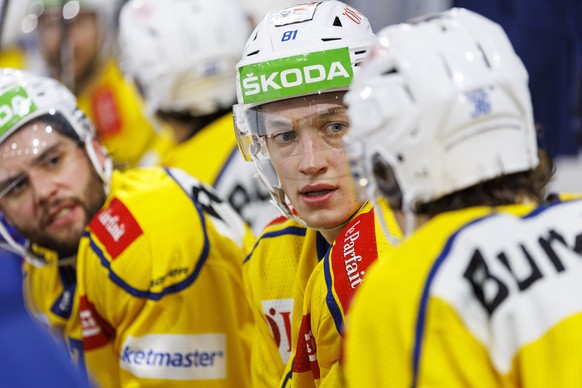 HC Davos Stuermer Raphael Prassl waehrend dem Eishockey-Meisterschaftsspiel der National League zwischen dem EHC Kloten und dem HC Davos am Sonntag, 30. Oktober 2022, in Kloten. (KEYSTONE/Patrick B. K ...