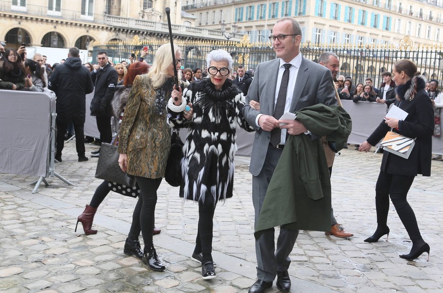 Arriv√ es au d√ fil√ de mode Christian Dior lors de la fashion week de Paris Info - D√ ces de l ic√ ne de la mode, Iris Apfel, √ l √ge de 102 ans - Iris Apfel et guest - Arriv √ es au d√ fil√ de mode C ...