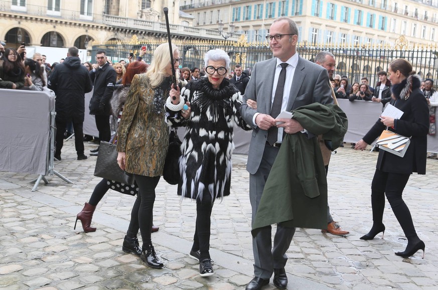 Arriv√ es au d√ fil√ de mode Christian Dior lors de la fashion week de Paris Info - D√ ces de l ic√ ne de la mode, Iris Apfel, √ l √ge de 102 ans - Iris Apfel et guest - Arriv√ es au d√ fil√ de mode C ...