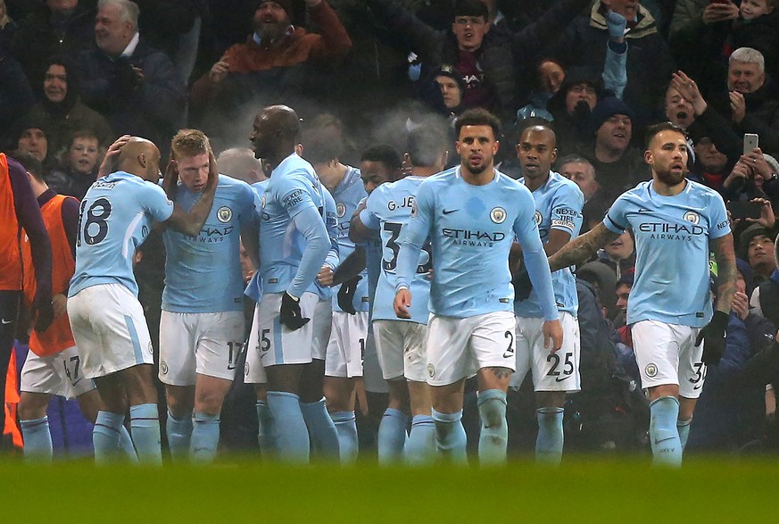 epa06394258 Manchester City&#039;s Kevin De Bruyne (2-L) celebrates with teamates after scoring his teams second goal during the English premier league soccer match between Manchester City and Tottenh ...