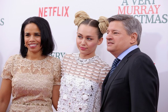 «Netflix»-Chef Ted Sarandos mit Sängerin&nbsp;Miley Cyrus (Mitte) und Pauline Fischer, Vizepräsidentin von «Netflix».