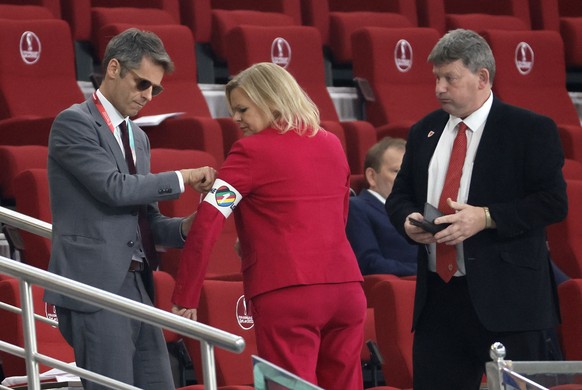 epa10322594 Germany&#039;s Sports Minister Nancy Faeser (C) adjusts the &#039;One Love&#039; armband during the FIFA World Cup 2022 group E soccer match between Germany and Japan at Khalifa Internatio ...