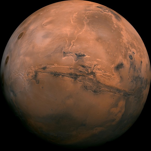 2013 setzte die NASA mehrere tausend Bilder von der umkreisenden Sonde zusammen. Das Ergebnis zeigt den Mars, wie man ihn aus etwa 2000 Kilometern Entfernung sehen würde.