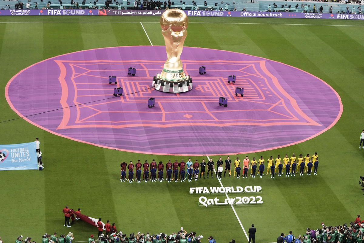 Les équipes s'alignent avant le match du groupe A, qui a vu le Qatar perdre face à l'Equateur.