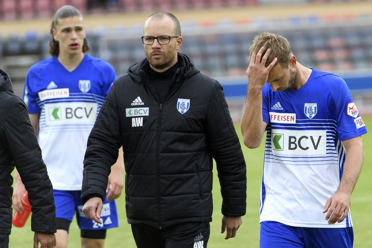 L'entraineur du FC Lausanne-Sport Alex Weaver, centre, les joueurs lausannois Noah Loosli, gauche, et Nicolas Getaz, droite, quittent le terrain lors de la rencontre de football de Super League e ...