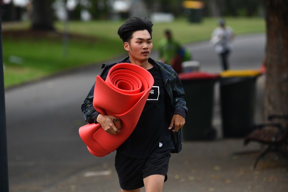 epa07254633 A man is seen running to Mrs Macquarie&#039;s Point in preparation for New Years Eve Fireworks in Sydney, Australia, 31 December 2018. EPA/BRENDAN ESPOSITO AUSTRALIA AND NEW ZEALAND OUT NO ...