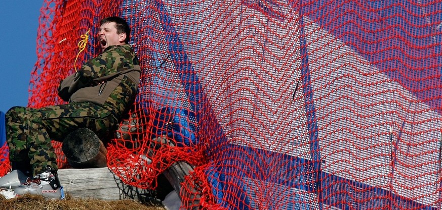 A Swiss soldier relaxes during the second downhill training at the FIS Ski World Cup at the Lauberhorn in Wengen, Switzerland, Thursday, January 15, 2009. (KEYSTONE/Alessandro Della Bella)