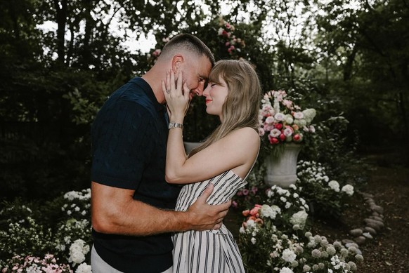 Taylor Swift, Travis Kelce engagement / Verlobung.