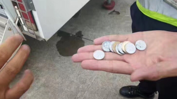 Flughafen-Personal findet etliche Münzen vor dem Flieger.