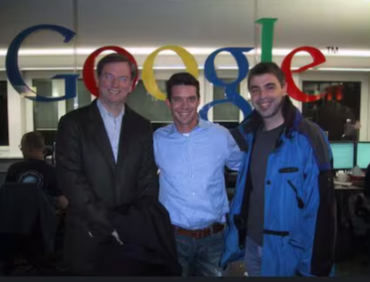 Der erste Schweizer Google-Angestellte Tom Hanan (Mitte) im ersten Google-Büro am Limmatquai mit Google-Mitgründer Larry Page (rechts) und dem damaligen CEO Eric Schmidt.