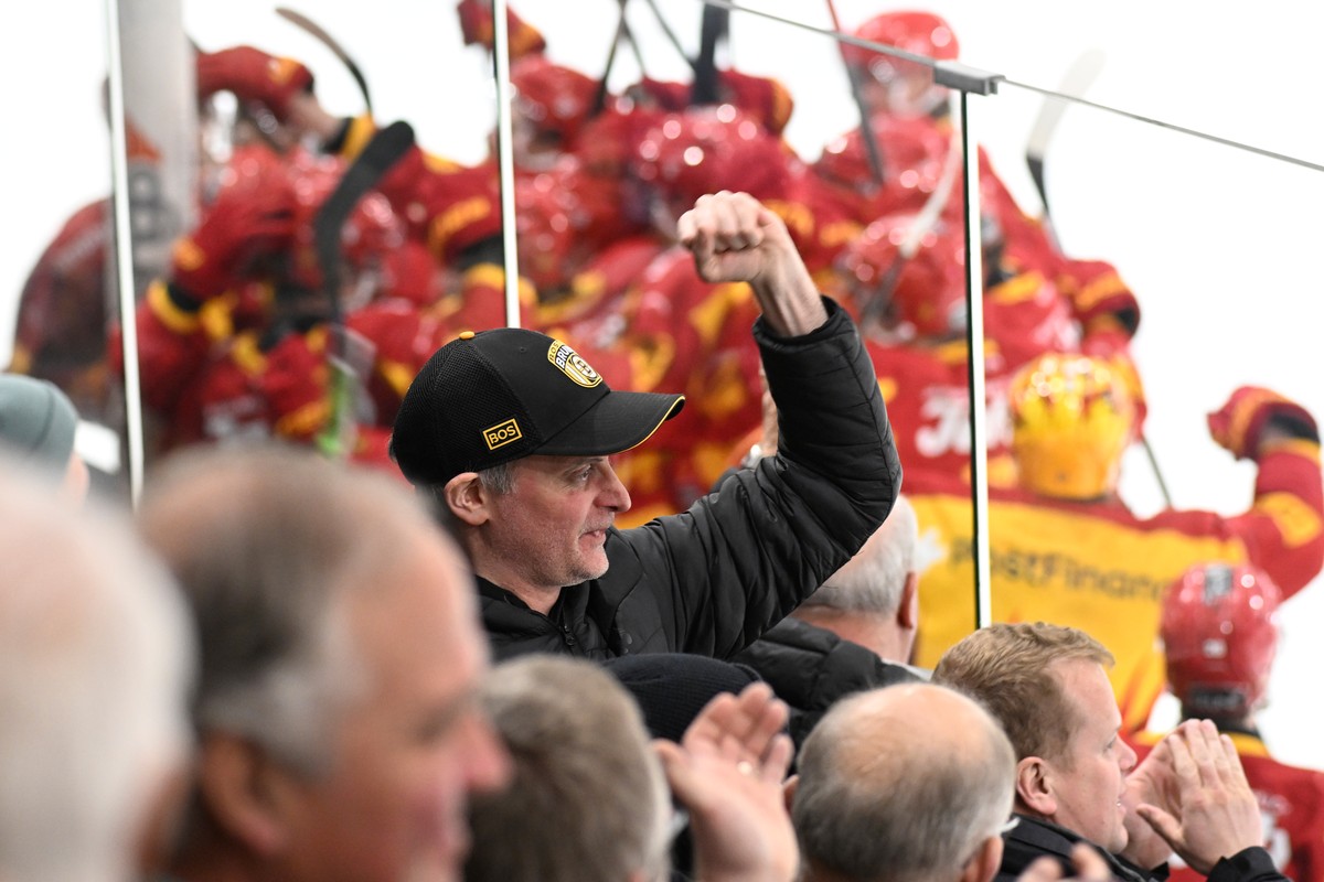 KEYPIX - Tigers Spieler und Fans jubeln im zweiten Eishockey Playoff Viertelfinalspiel der National League, zwischen den SCL Tigers und dem Lausanne HC, am Samstag 15. Maerz 2025, in der Emmental Vers ...