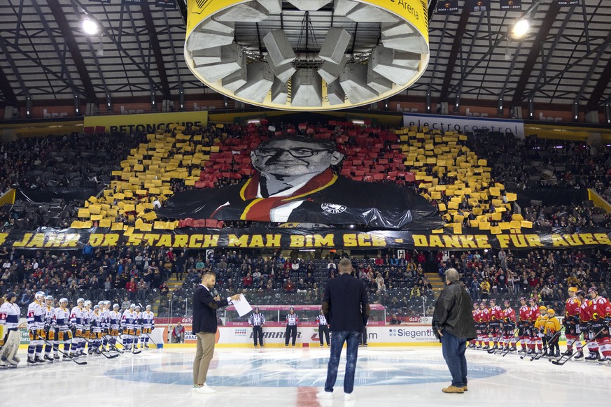 Der abtretende SCB CEO Marc Luethi, Mitte, wird mit einer Choreographie der Fans geeehrt, vor dem Eishockey Meisterschaftsspiel der National League zwischen dem SC Bern und dem EV Zug, am Freitag, 16. ...