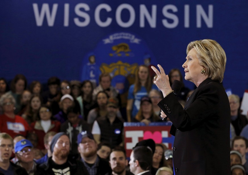 Clintons Wahlkampfteam unterstützt Neuauszählung in drei Staaten