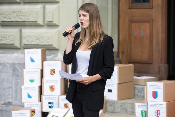 Ronja Jansen, Praesidentin JUSO, spricht bei der Einreichung des Referendums &quot;Stop Palmoel&quot; gegen das Freihandelsabkommen mit Indonesien, am Montag, 22. Juni 2020 in Bern vor der Bundeskanzl ...