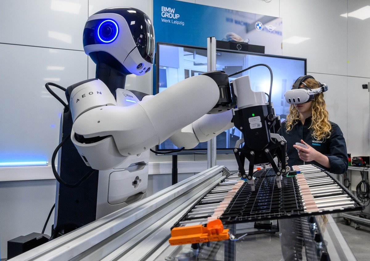 12.06.2026, Sachsen, Leipzig: Sara Guglieri von Hexagon Robotics lernt im BMW-Werk in Leipzig den humanoiden Roboter AEON an. BMW hat im Werk Leipzig die n�chste Testphase f�r humanoide Roboter gestar ...