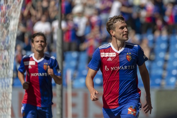 Basels Torschuetze Fabian Frei, rechts, freut sich ueber sein 2:0 im Fussball Meisterschaftsspiel der Super League zwischen dem FC Basel 1893 und dem FC Sion im Stadion St. Jakob-Park in Basel, am Son ...