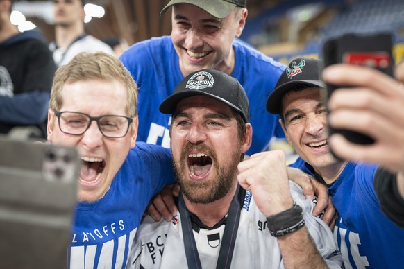 Torhueter Reto Berra (HCFG) feiert den Meistertitel nach dem Sieg gegen Davos in der Verlaengerung im siebten Eishockey Playoff Finalspiel der National League zwischen HC Davos (HCD) und HC Fribourg-G ...