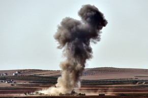 Eine IS-Stellung bei Kobane wird von einer US-Rakete getroffen.