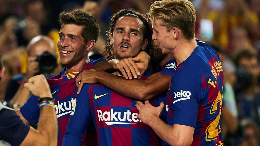 epa07794126 FC Barcelona&#039;s forward Antoine Griezmann (C) celebrates with team mates after scoring the 2-1 during the Spanish LaLiga match between FC Barcelona and Real Betis at Camp Nou stadium i ...