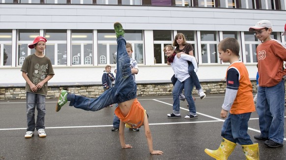 Kinder spielen auf einem Pausenplatz: Sollen für alle die gleichen Regeln gelten?
