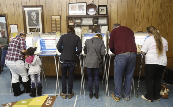 epa05622801 Voters cast their ballots at a polling location for the 2016 US presidential election at the Old Portage Masonic Temple in Akron, Ohio, USA, 08 November 2016. Americans vote on Election Da ...