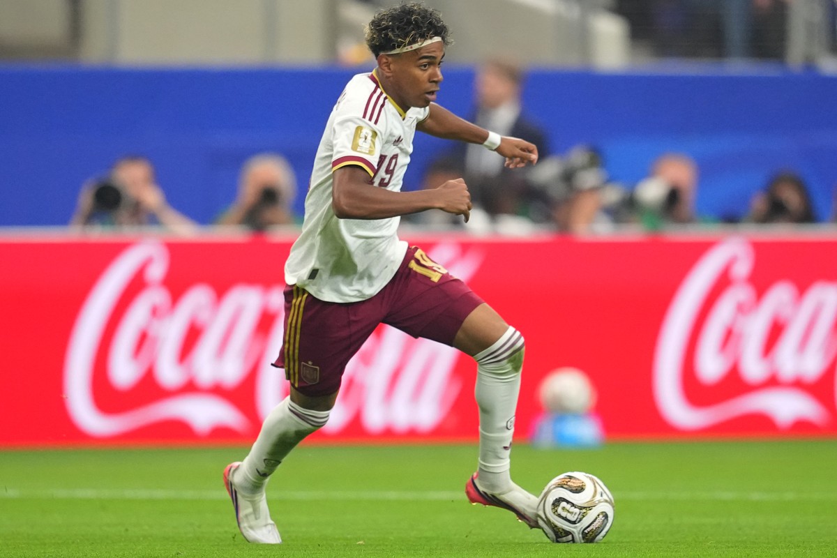 Spain's Lamine Yamal controls the ball during a World Cup semifinal soccer match against France in Arlington, Texas, near Dallas, Tuesday, July 14, 2026. (AP Photo/Julio Cortez)
Lamine Yamal