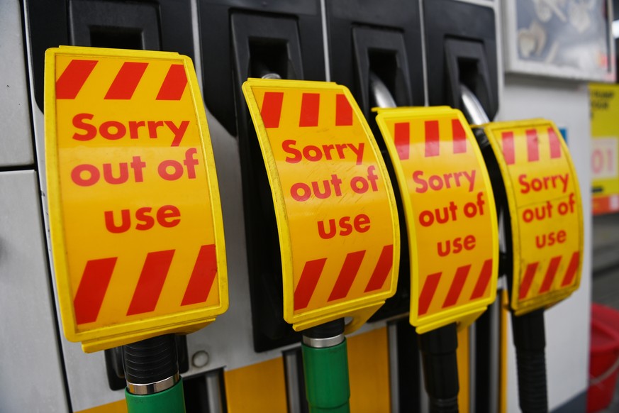 epa09491321 Out of use signs are displayed on fuel pumps in a Shell garage in Muswell Hill in London, Britain, 27 September 2021. A shortage of lorry drivers and panic buying has led to fuel shortages ...