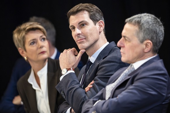 Bundesraetin Karin Keller-Sutter, FDP Parteipraesident Thierry Burkart und Bundesrat Ignazio Cassis, links nach rechts, an der Delegiertenversammlung der FDP Schweiz am Samstag, 21. Januar 2023 in Due ...