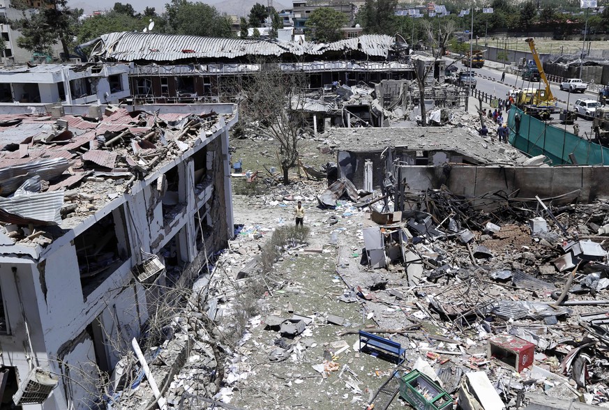 epa06002730 Workers remove debris from a damaged area a day after a suicide bomb attack near foreign embassies in Kabul, Afghanistan, 01 June 2017. At least 90 people were killed and more than 350 wer ...