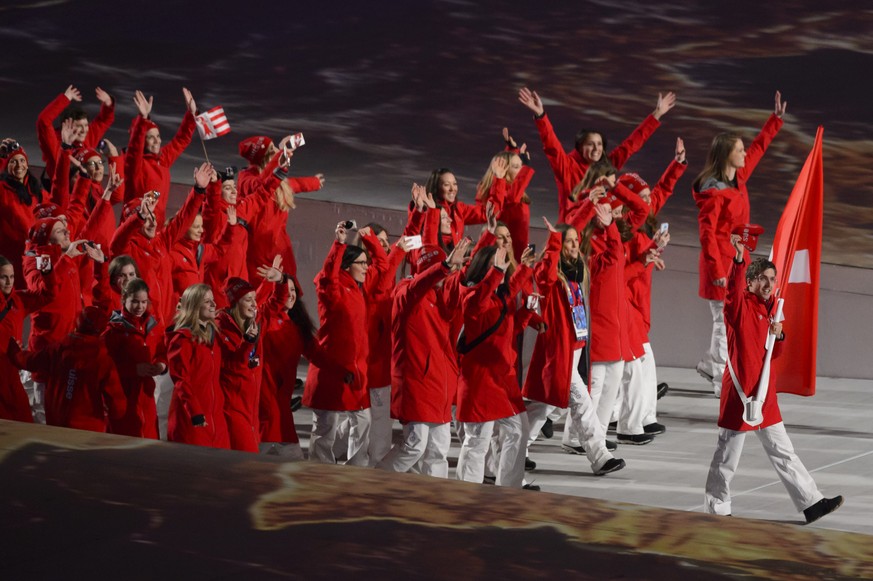 ARCHIVBILD --- ZU DEN SCHWEIZER FAHNENTRAEGERN AN OLYMPISCHEN WINTERSPIELEN STELLEN WIR IHNEN FOLGENDES BILDMATERIAL ZUR VERFUEGUNG --- The flagbearer of the Swiss athletes delegation, ski jumper Simo ...