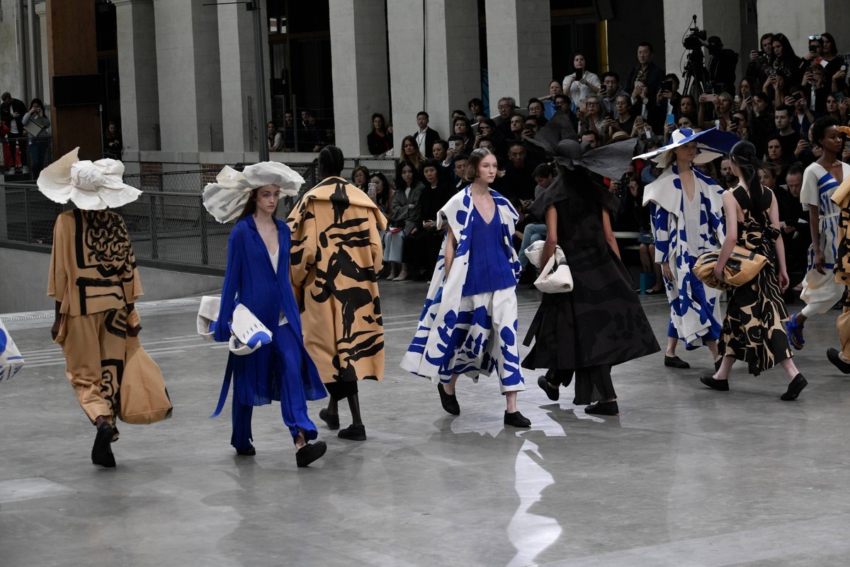 PARIS, Sept. 28, 2019 (Xinhua) -- Models present creations of ISSEY MIYAKE s Spring/Summer 2020 women s ready-to-wear collections during Paris Fashion Week in Paris, France, Sept. 27, 2019.