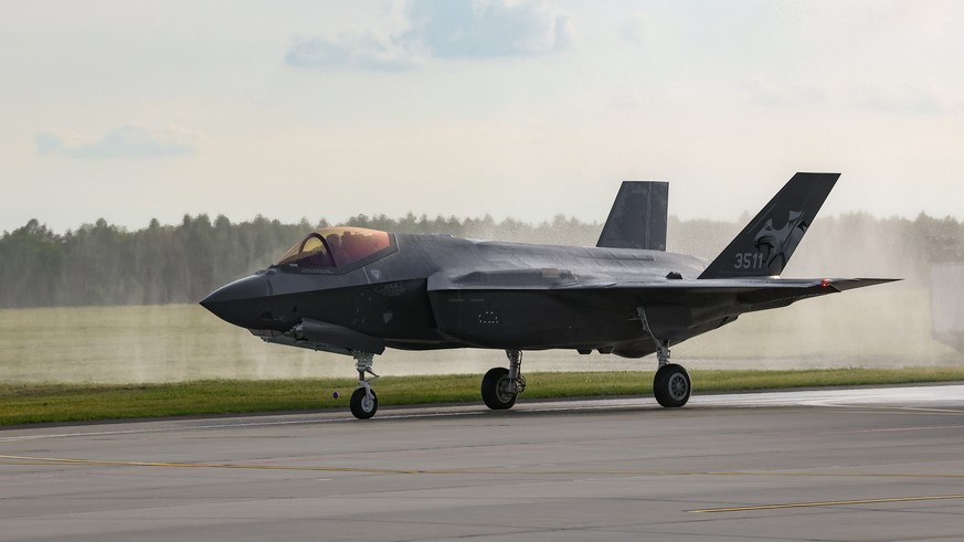 epa12984724 A military aircraft takes part in a welcome ceremony for the first Polish F-35 aircraft at the 32nd Tactical Air Base in Lask, central Poland, 22 May 2026. The first three F-35 aircraft ha ...