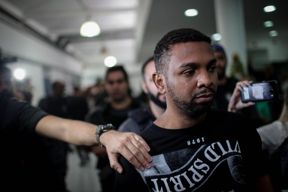 epa06371336 Brazilian drug trafficker Rogerio Avelino de Souza, known as &#039;Rogerio 157&#039;, is escorted after being arrested during an operation that counted with the Army&#039;s support, in Rio ...