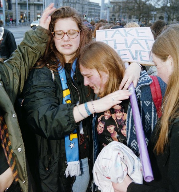 Junge Fans, vorwiegend Teenagerinnen betrauern die Aufloesung der britischen Popband &quot;Take That&quot;. Die vierkoepfige Boygroup tritt noch ein letztes Mal in der Schweiz auf, in der Fernsehshow  ...