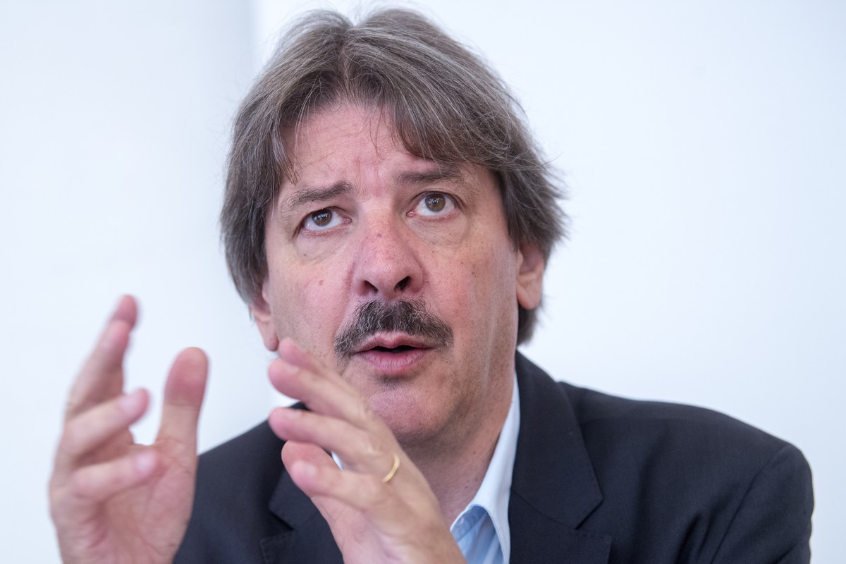 Paul Rechsteiner, Praesident des SGB, Schweizerischen Gewerkschaftsbundes, an einer Medienkonferenz, des Schweizerischen Gewerkschaftsbundes, anlaesslich der "Lohnrunde 2018/2019: Die Forderungen ...