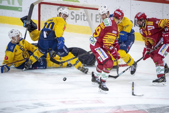 Tigers Chris DiDomenico, Pascal Berger, rechts, kaempft um den Puck, gegen Davos Felicien Du Bois, Goalie Anders Lindback, Sven Jung, Marc Aeschlimann, von links, waehrend dem Meisterschaftsspiel der  ...